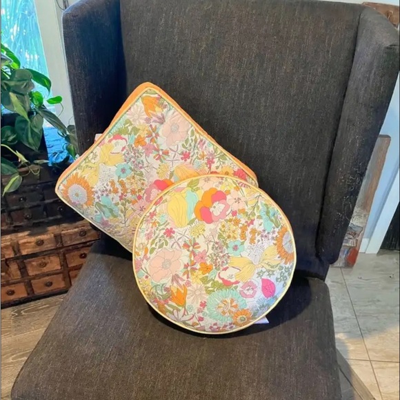 Set of Two Throw Pillows - Picture 4 of 4